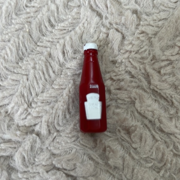 Heinz ketchup miniature bottle pin - Picture 3 of 16